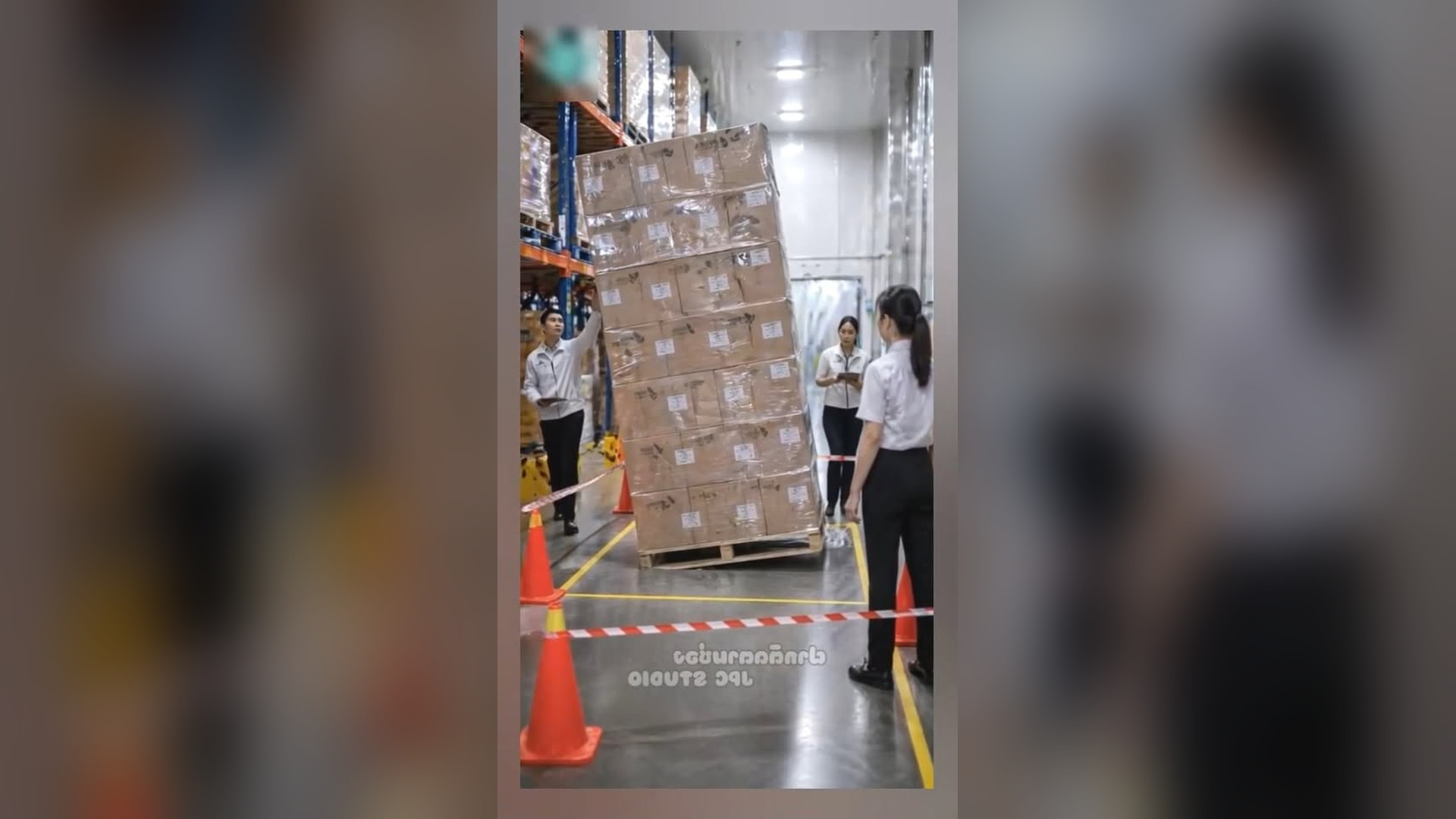 G1605099_แม นอนห องพ ดลม ส งล กนอนห องแอร ส ดท ายล กอายแม ทำงานโรงงาน_part2 | Elliot Rutledge